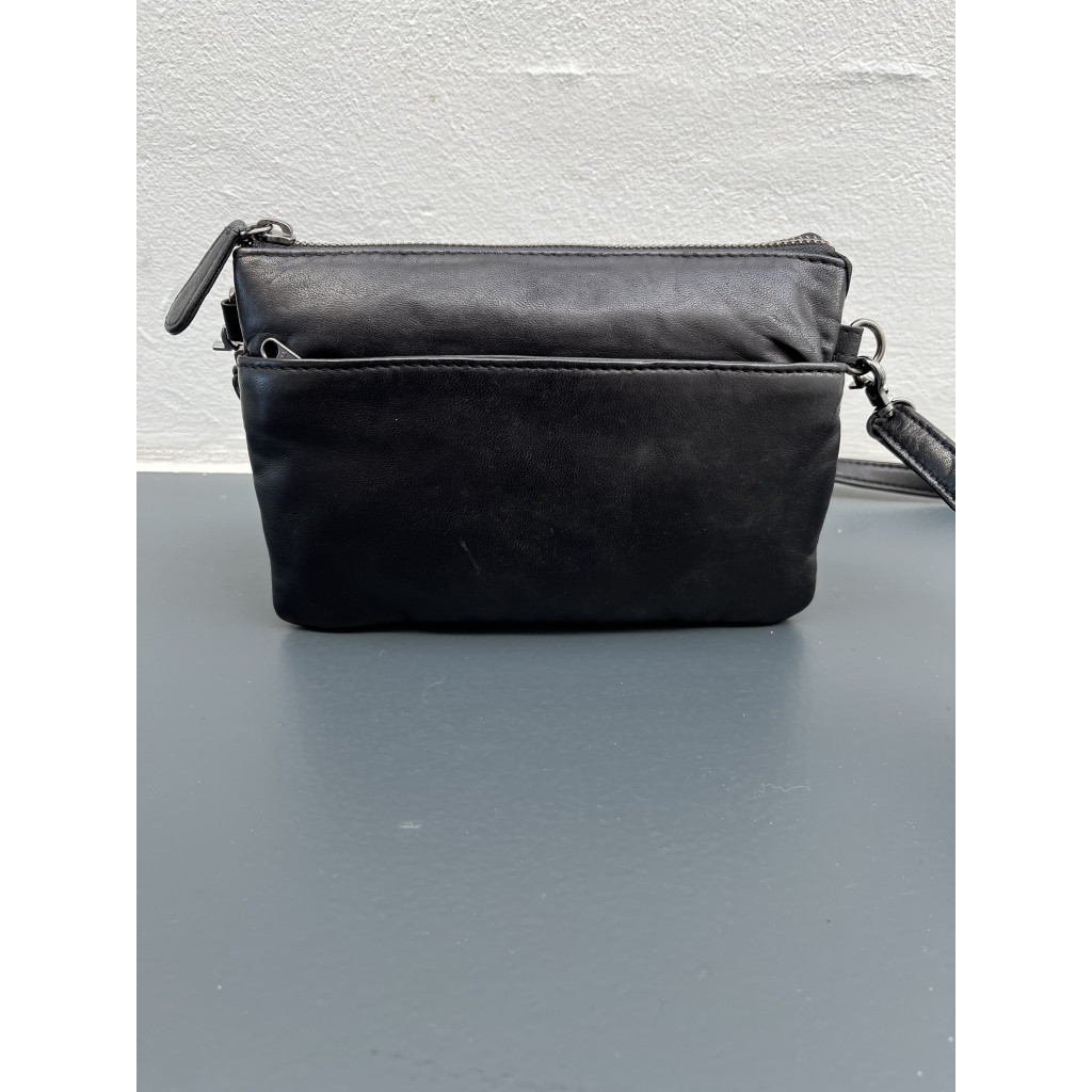 Super fin tegnebog/taske i sort med lang rem.