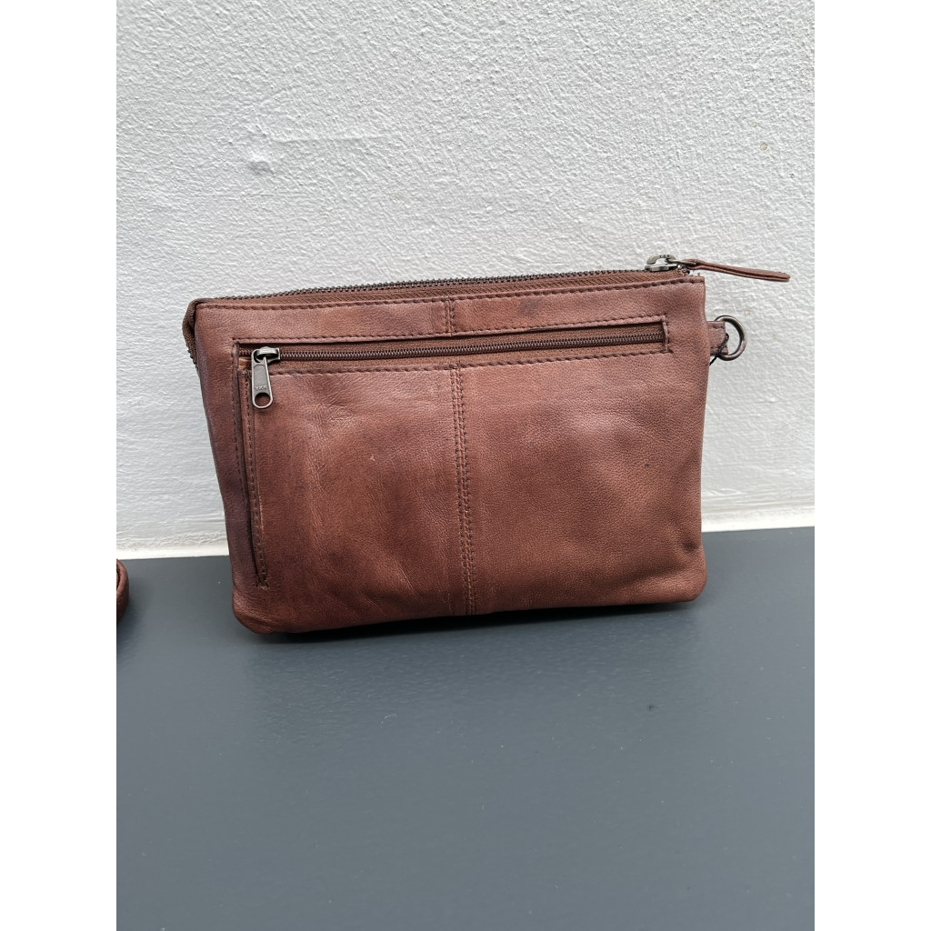 Super fin tegnebog/taske i mørk cognac med lang rem.