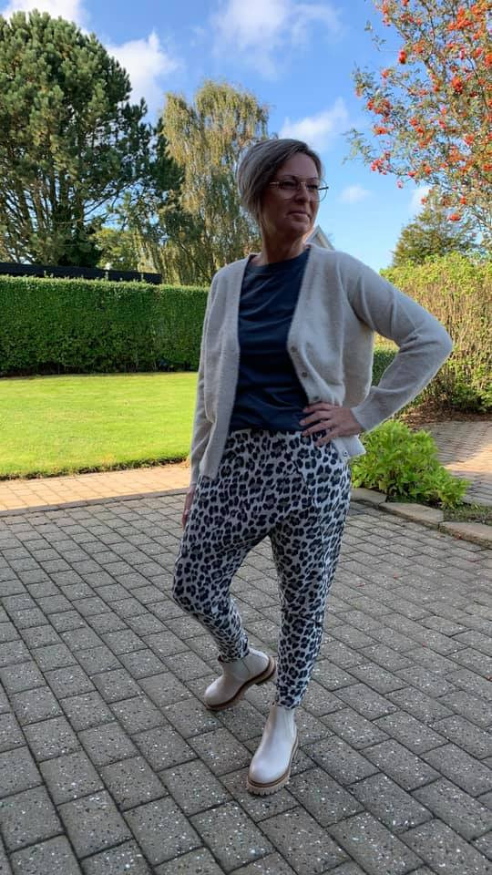 YAYA Fluffy hyggelig cardigan i lys sand. 