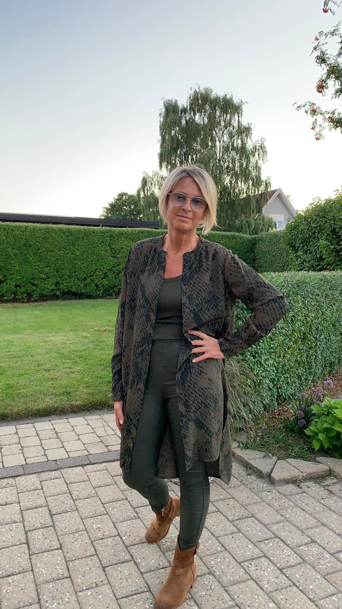 COSTER lang skjorte i slangeprint