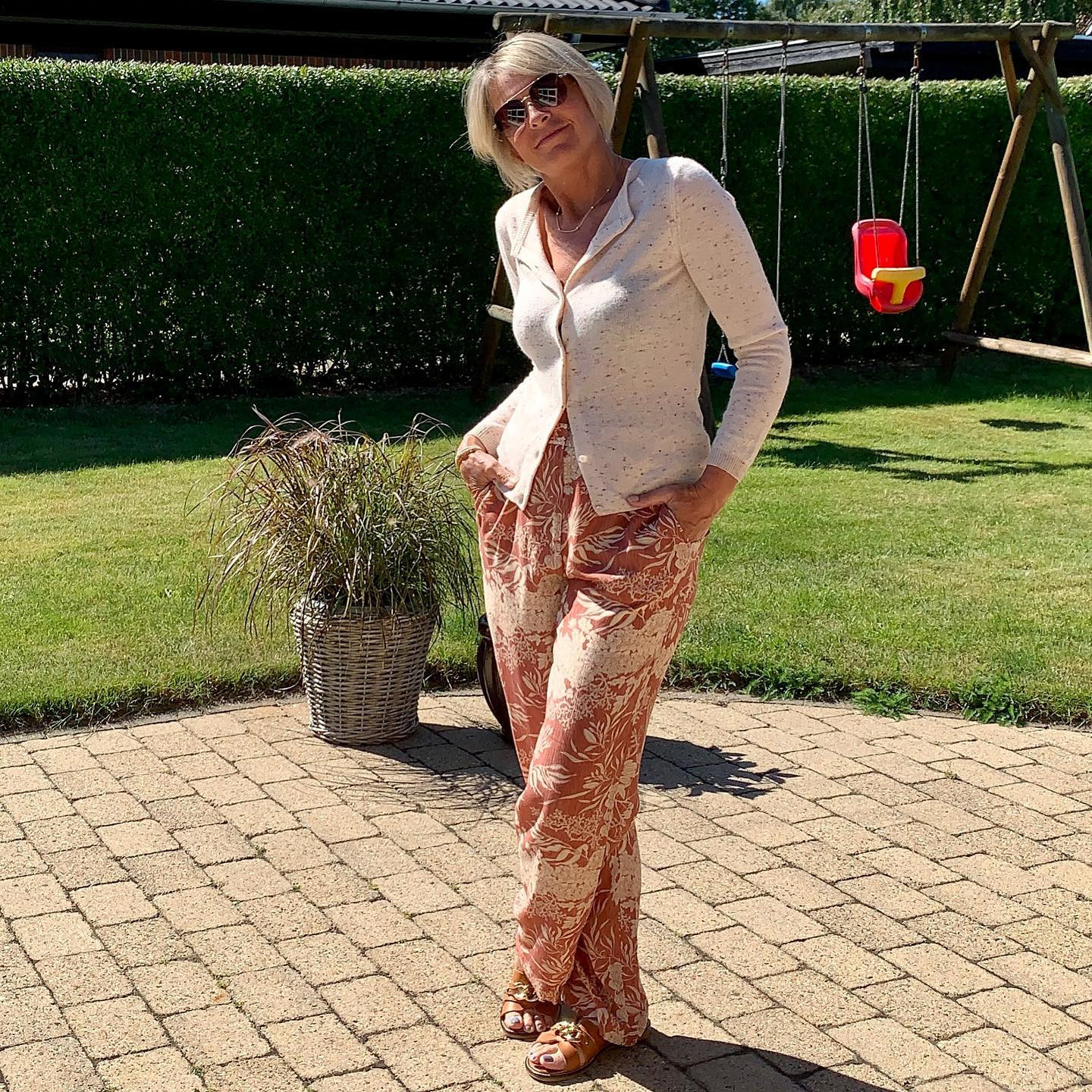 Coster Copenhagen kashmir cardigan i lys med nister 