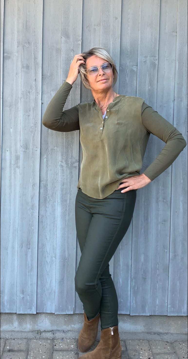 Costa Mani bluse i army. SPAR 70%