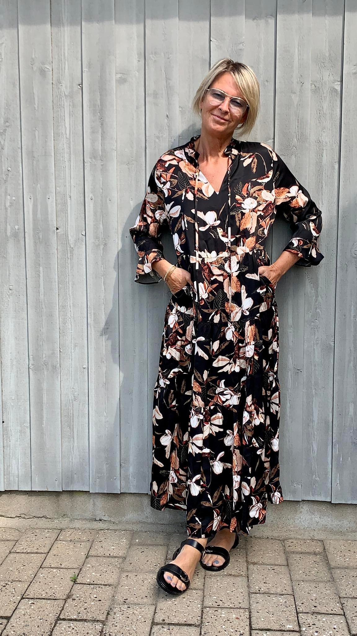 Costamani sort kjole med blade. SPAR 70% 