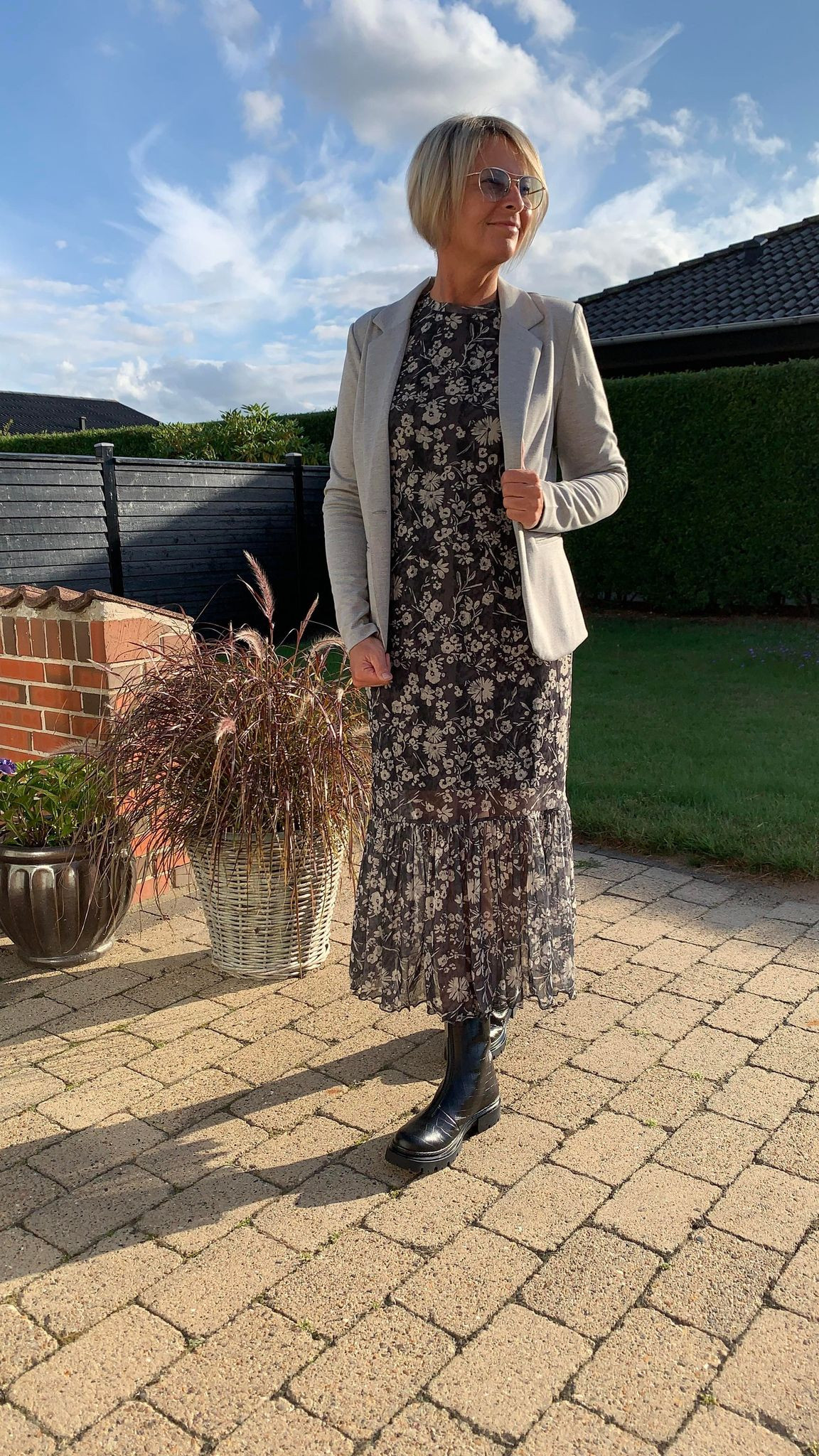 YAYA mesh kjole i grå med fint blomsterprint