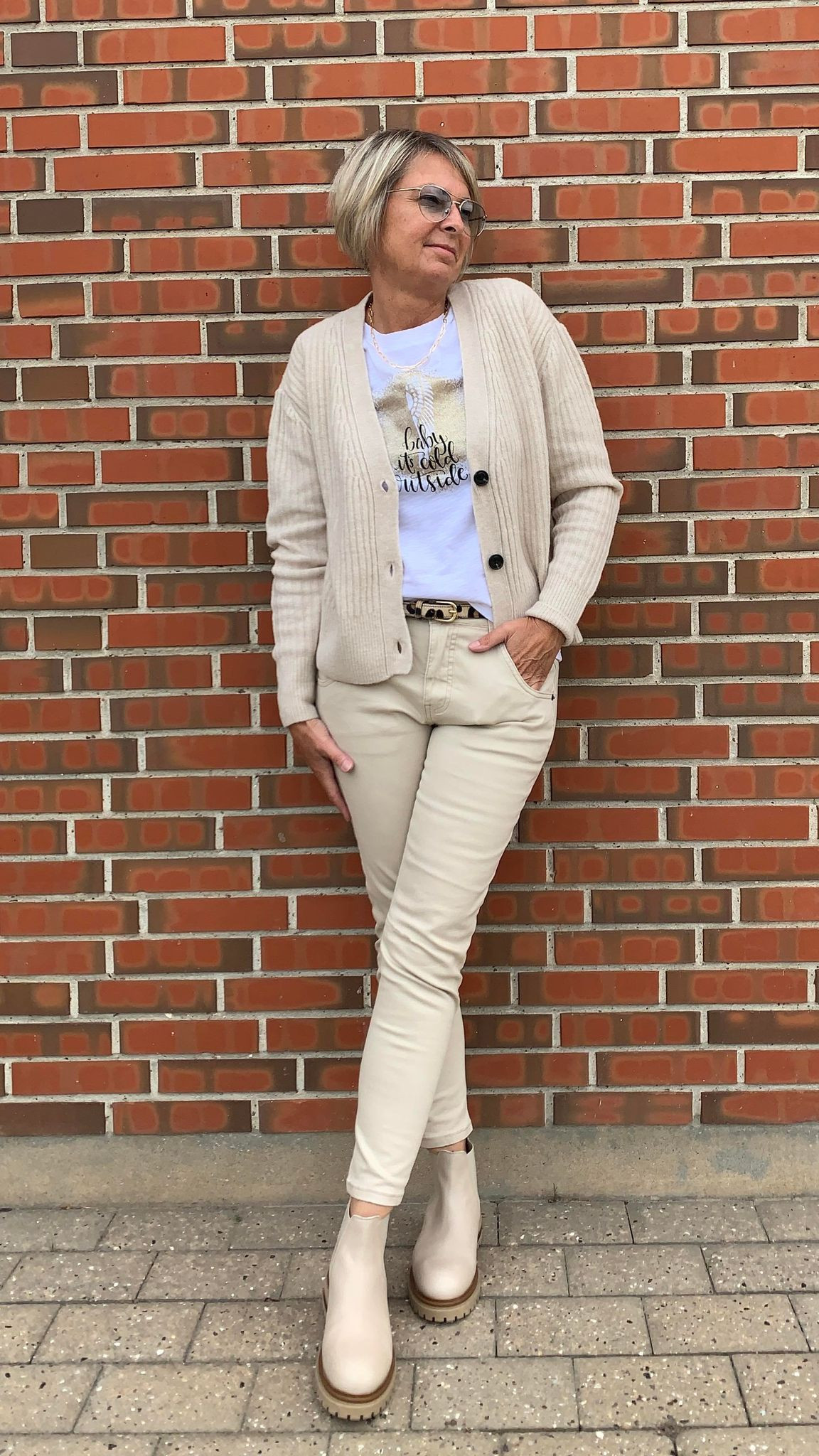 YAYA kort cardigan i lys melereret sand. 