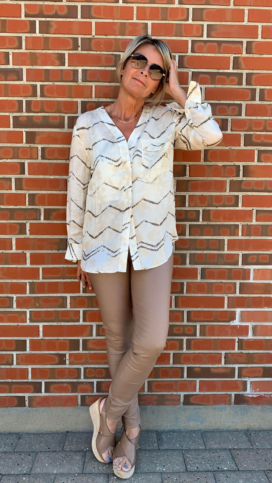 YAYA bluse i zigzag med lys bund. SPAR 70%