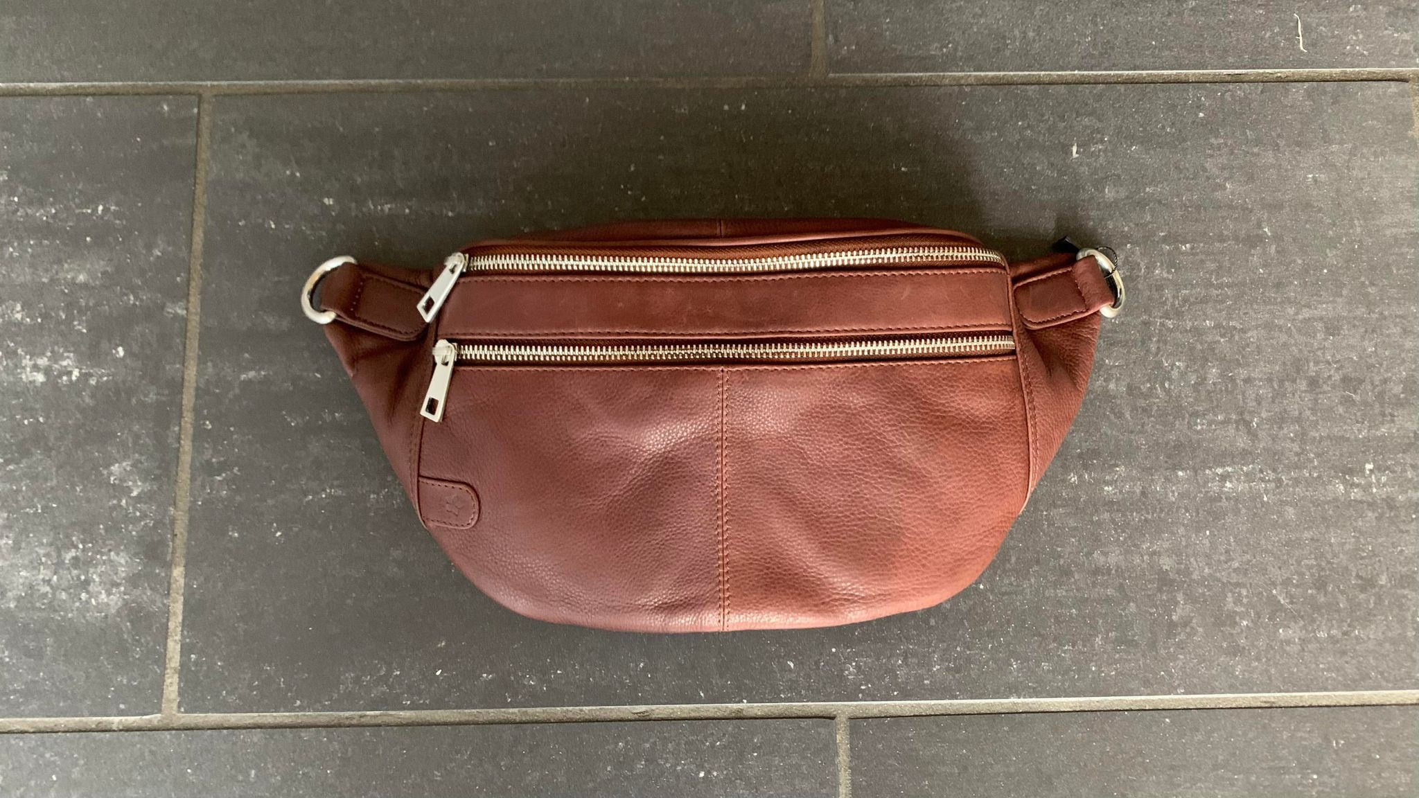 Tim & Simonsen chokolade bumbag med sølv lynlås