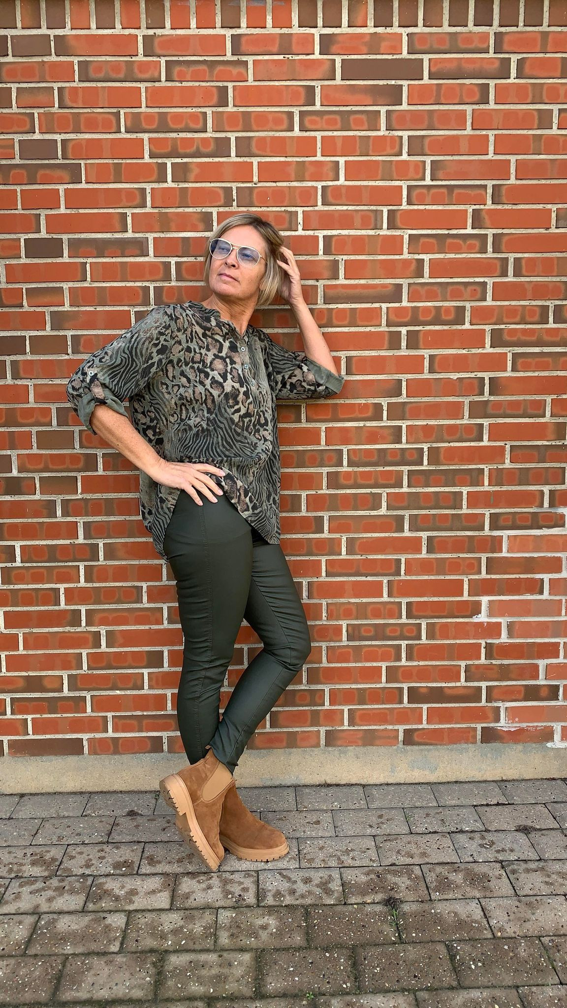 Viskose bluse i snakeprint og grønne farver