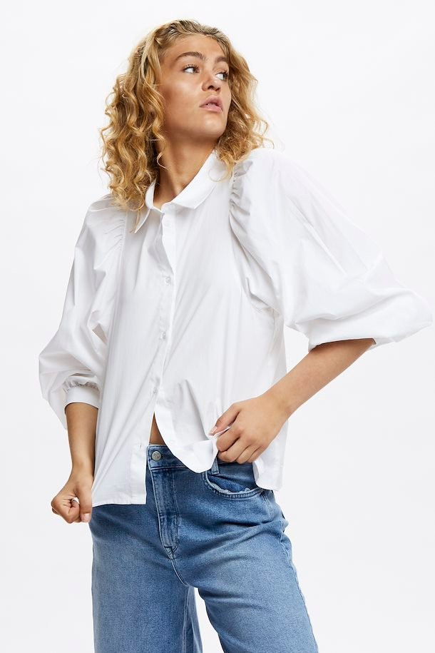 Denim Hunter hvid skjorte med fine detaljer. 