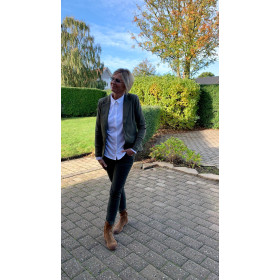 Costamani jeans i en oliven farve.